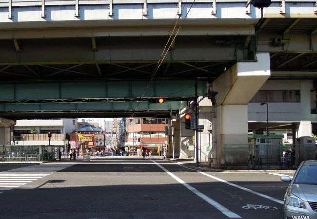 東三国駅（南出口）には、駅前から東西に続く商店街があります