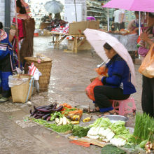 民芸品から青空市場の野菜などいろいろ売られてます