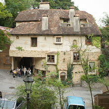 建物の内側や近隣もすごい。