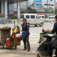 センターの外。さまざまな露店が出ています。