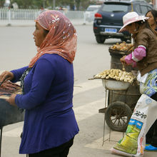 焼きイモ、臭豆腐、蒸しトウモロコシ、焼き鳥などなど