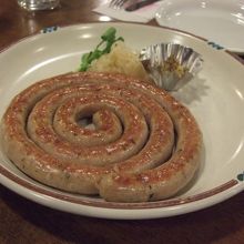 ぐるぐるソーセージ。880円（税込924円）