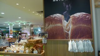 イートインもできる焼き立てパン屋さん