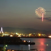 花火とねぶたの海上運行が合わさって迫力満点!!