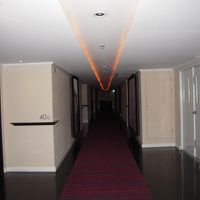 昼も夜も薄暗い廊下です。