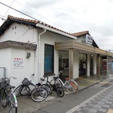 東淀川駅の古風な駅舎