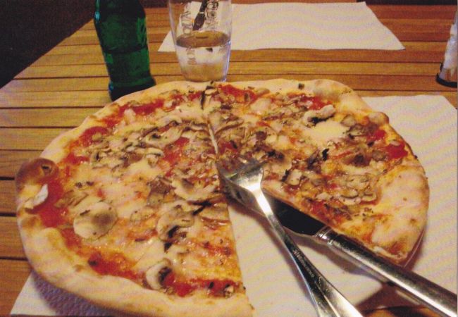 館内のイタリア料理屋さんで食べたピザ。