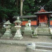 森に囲まれた神社