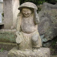 郷土館前に鎮座している田の神さぁ