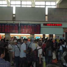 ホームも構内も人でいっぱい