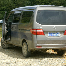 半日チャーターしたタクシー。8人乗り位のワゴン車。