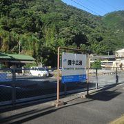 山に囲まれた駅