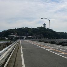 長い橋を渡ります。