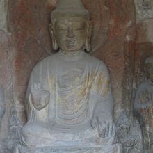 万佛洞。阿弥陀仏像と後ろの壁の一佛五十菩薩図が見所。
