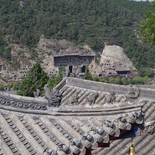 香山寺から見た西山石窟全景。左から奉先寺、賓陽三洞、潜渓寺