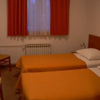 ベット2台にイスと机、二人でスーツケースは開けられない