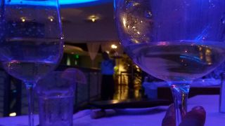 青い光を基調とした店内