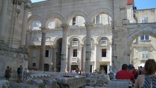 古代ローマ皇帝宮殿の中心で食事をする