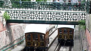 王宮の丘へはケーブルカーで