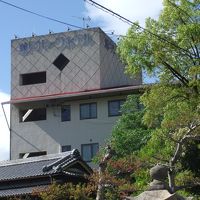 神社の境内にあるホテル