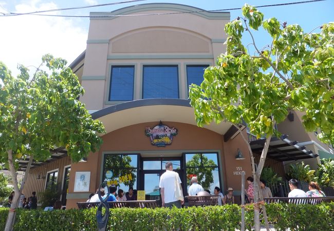 お客さんがたくさん待っている店の前
