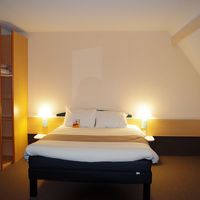 広々とした空間にベッドが設置されています。