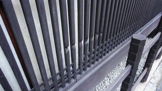 格子に弾が通った痕