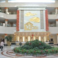 ロビー、豪華だが閑散としている