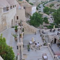 丘の斜面を階段状に掘った作りになっています。