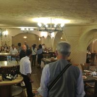 レストランも洞窟の中です。