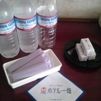 お部屋には一人一本のミネラルウォーター。