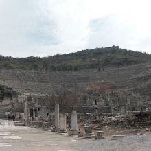 大劇場が人と比べてどれほど大規模かわかります