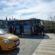 市内までトルコ航空の無料シャトルバスがあります。