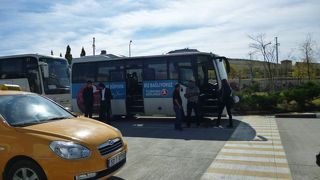 市内までトルコ航空の無料シャトルバスがあります。