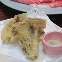 天ぷらにして。　手前は舞茸ですがその下に