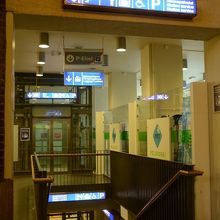 ヘルシンキ中央駅駅西側の地下ロッカー室に通じる階段。