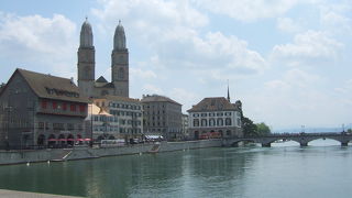 川沿いの美しい大聖堂