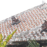 竹富島☆赤瓦屋根には家々のシーサー