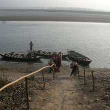 川を渡って国立公園内のホテルへ向かいます。