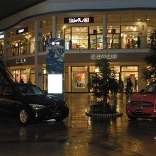 広場の真ん中では車が展示されていました