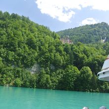 右上に滝が写っています。