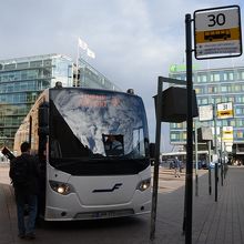 ヘルシンキ中央駅西側にあるフィンエアー・バス乗り場は３０番。
