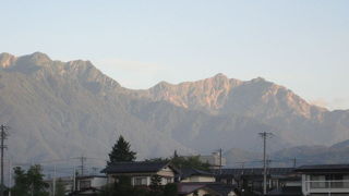 アルプスの山なみが目前に迫る