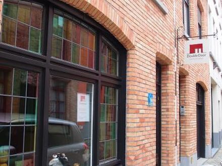 B&B Double Door 写真