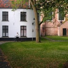 ベギン会修道院で暮らす女性