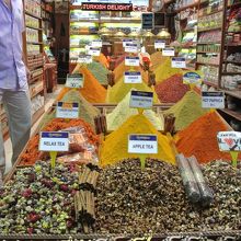 スパイスを扱う店が多いい