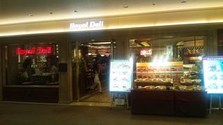 空港では珍しいカフェテリア方式のお店