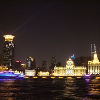 リバー反対側からホテルをのぞむ（左の高層がホテル）