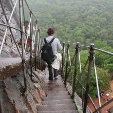 見通しの良すぎる階段、しかも狭い、ついでに造りにも不安が……