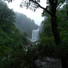 滝まで数百メートルのところに観瀑台があります